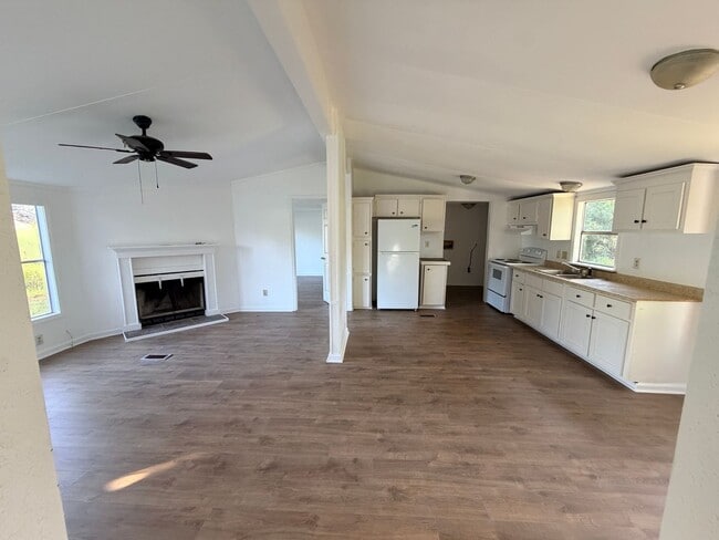 Building Photo - Updated 3-Bedroom Mobile Home with Modern Finishes in Valdosta