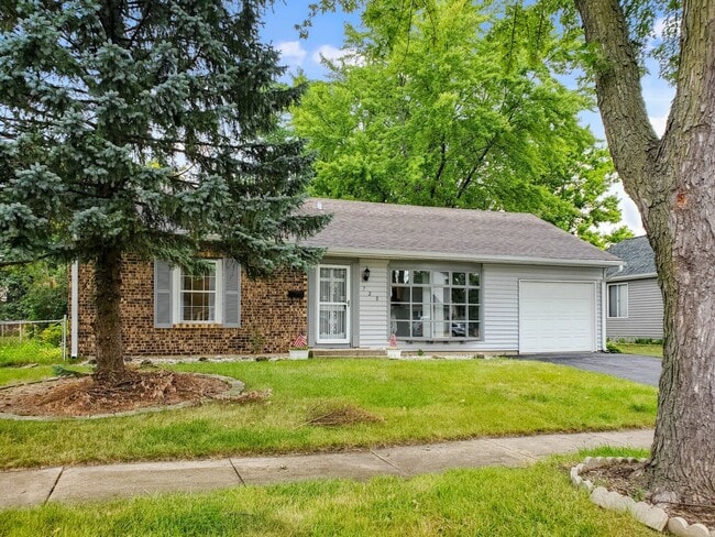 Photo - 720 Country Ln S