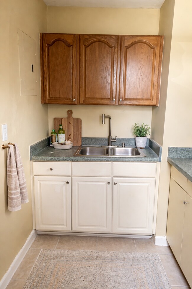 Building Photo - 518 N Tamarind Ave Unit Lower level