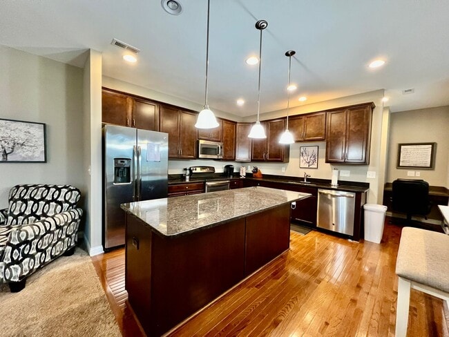 Photo - Executive corporate rental features commun...