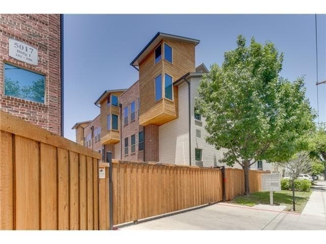 Building Photo - Beautiful townhome featuring granite countertops, hard wood floors, and a small private yard grea...