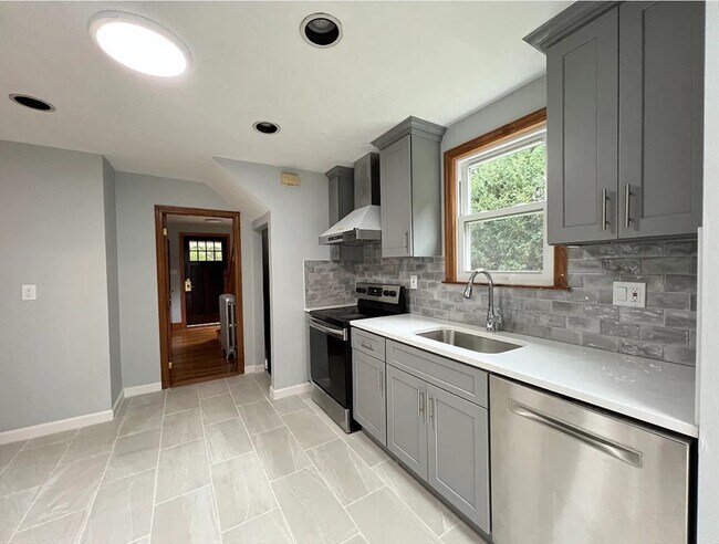 Photo - 663 Union St