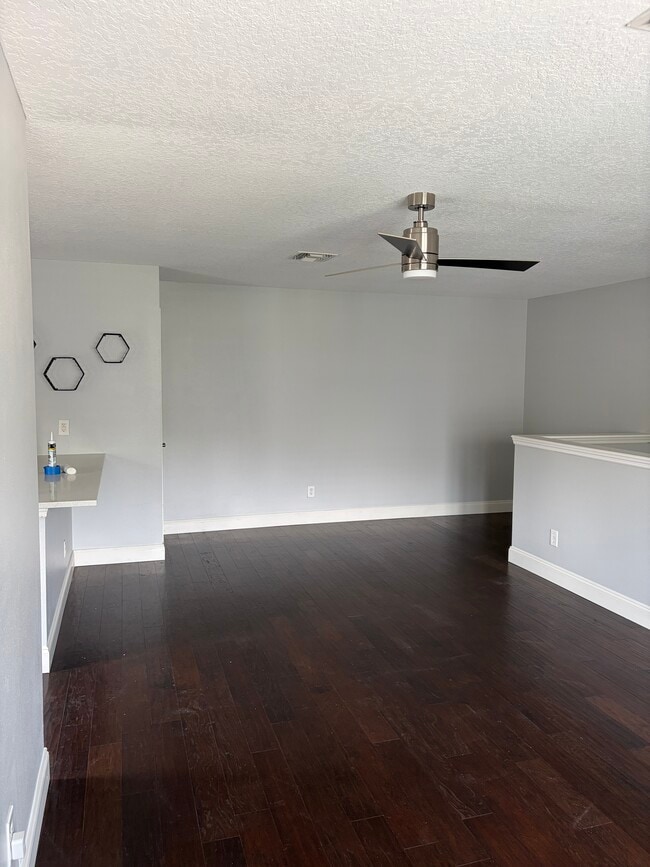 Living - 3049 Lindale Ave Unit Garage Apartment