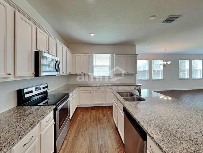 Photo - 2043 Pirie Pl
