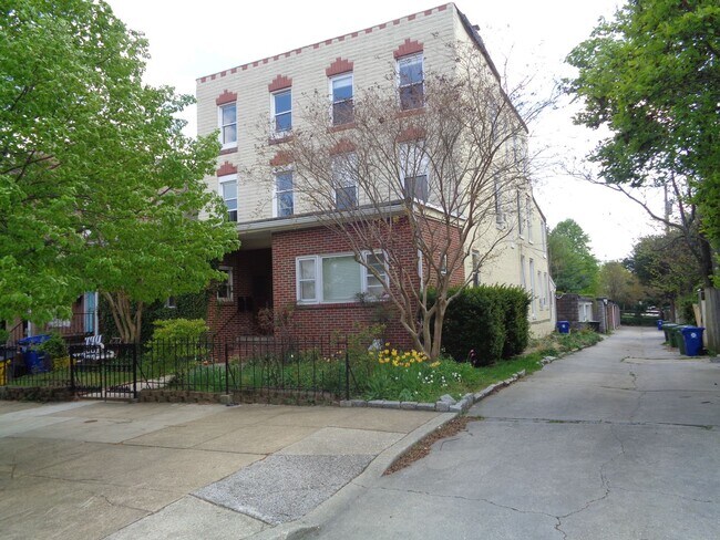 Building Photo - 713 W 33rd St Unit 713 W. 33rd St. -  3 Rental