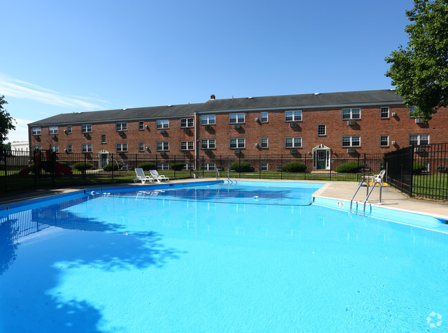 Sparkling Pool - Cedarwood Apartments