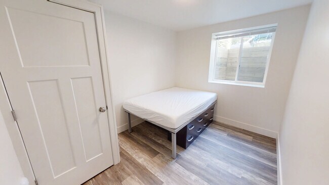 Building Photo - 943 Dewey Ave Rental