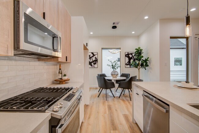 Photo - 6742 Peerless St