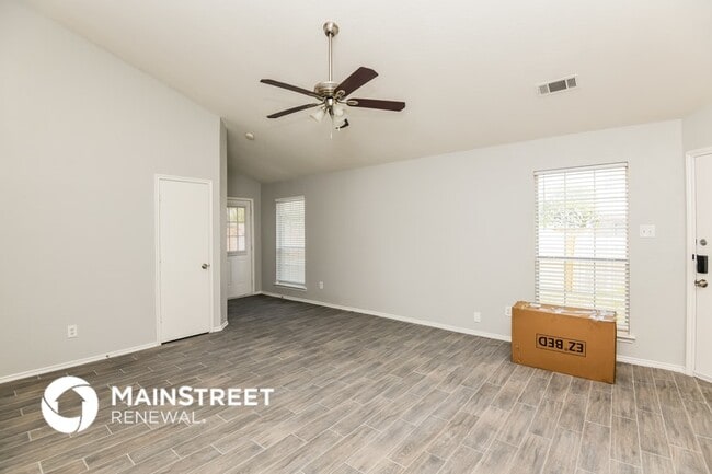 Photo - 1104 Maplewood Ln