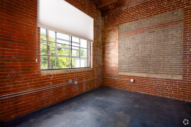 1BR, 1BA - 475SF - Living Room