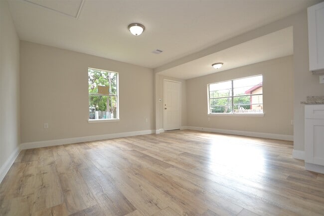 Photo - 911 Whitaker Ave