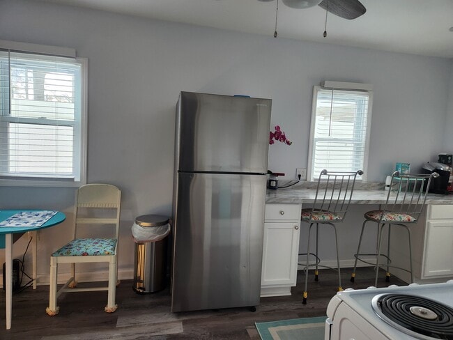 Photo - 1204 Lossing Ave Unidad Blue bldg