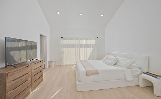 Photo - 20645 Roscoe Blvd