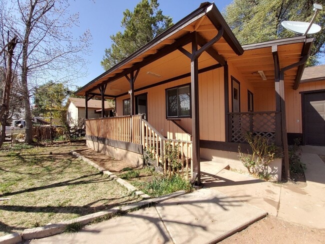 Building Photo - Three Bed/1 Bath with garage