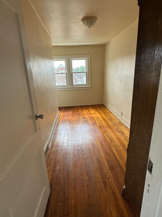 Building Photo - 554 W 9th St Rental