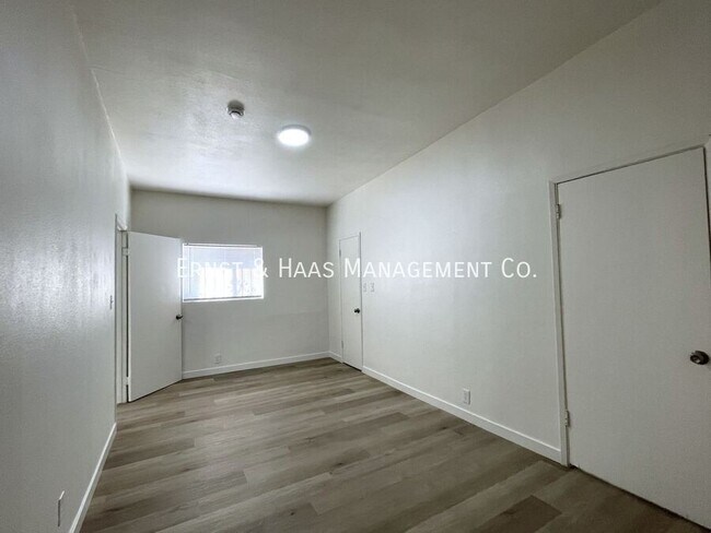 Photo - 1049 E 21st St