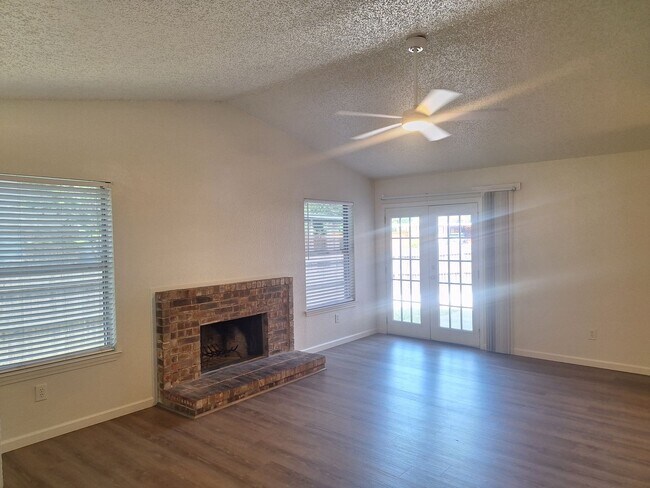 Photo - 3944-3946 Queens Ct