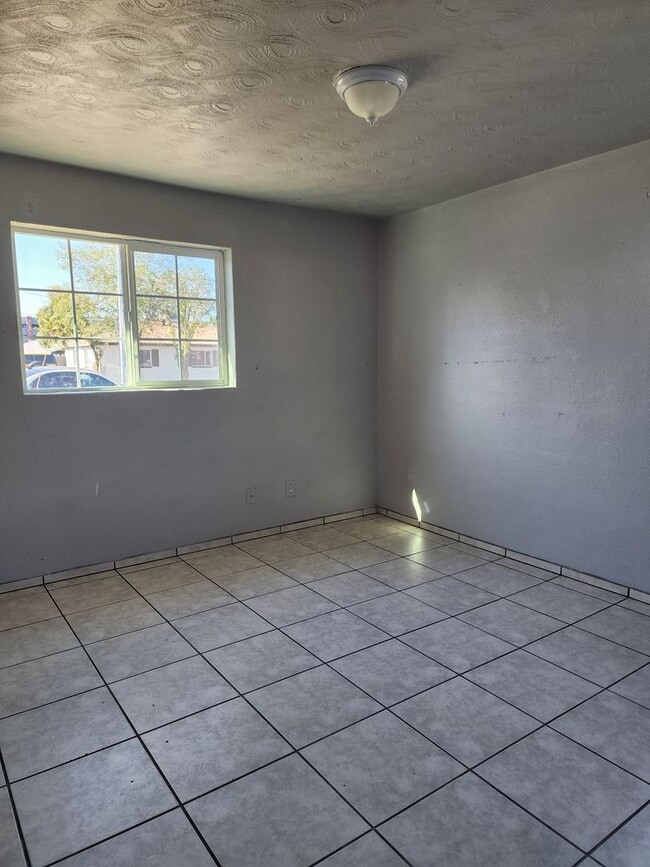2732 W Luke Ave