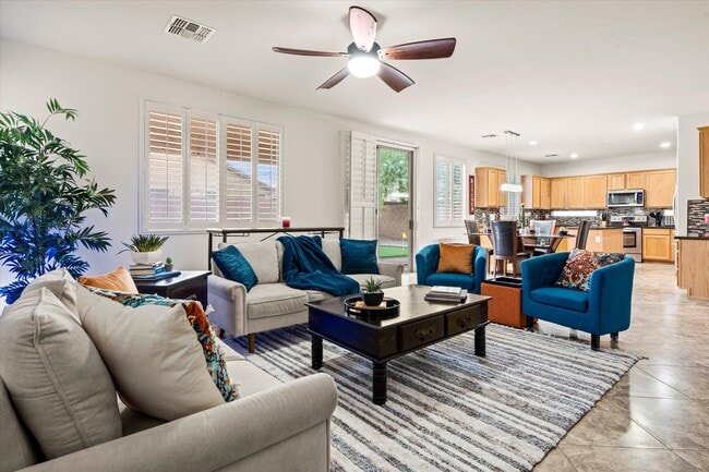 Sala de estar - 8566 W Cinnabar Ave