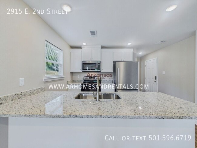 Photo - 2915 E 2nd St
