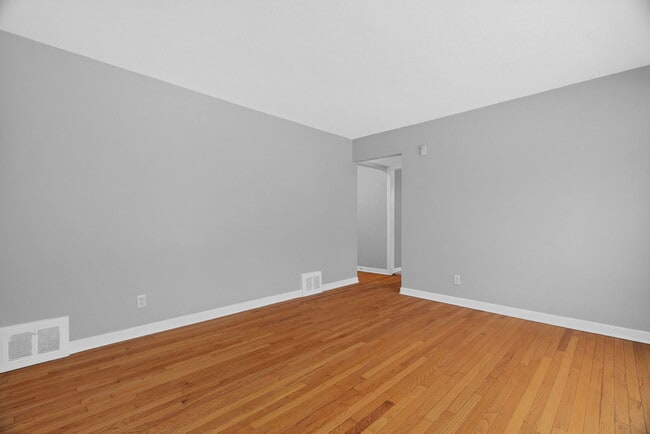 Photo - 106 164th St