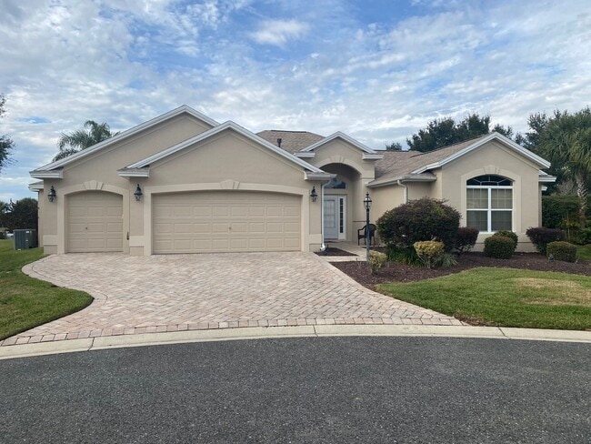 Building Photo - SEASONAL or ANNUAL LEASE. Large 4 Bed + 4 ...