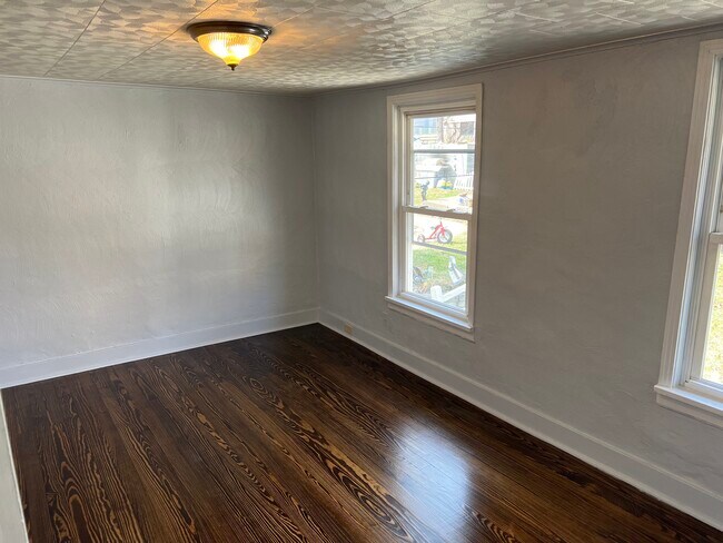 Interior Pic - Bedroom - 518 Logan St Unidad 518