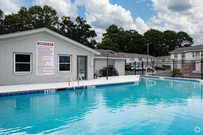 Pool - Savan Pointe Apartments