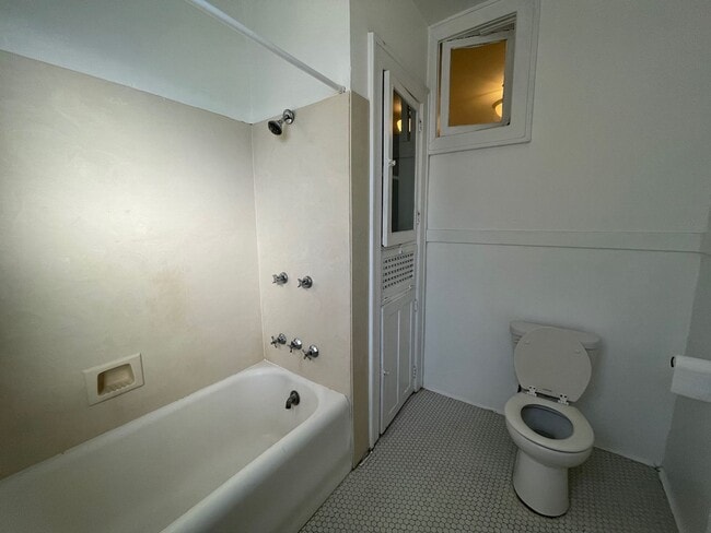 Photo - Live on Audubon Park! Top Floor Corner Unit! Unit 6