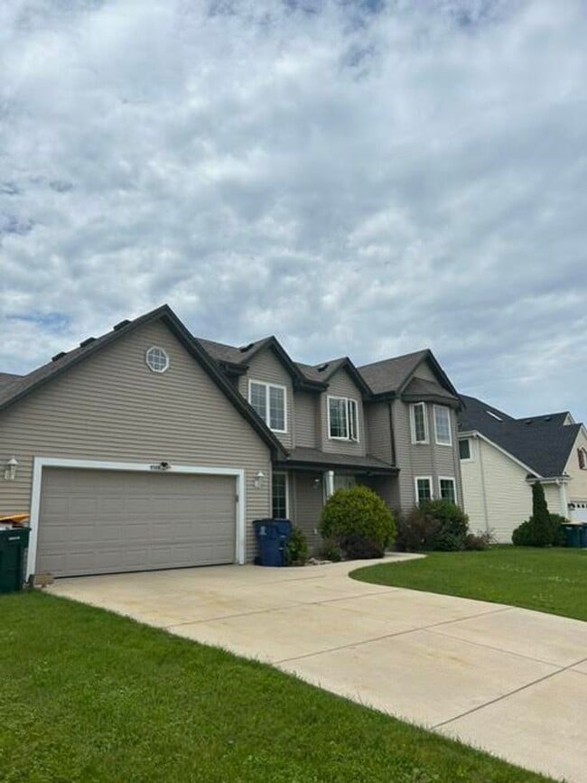 Building Photo - 4 Bedroom Single Family Home