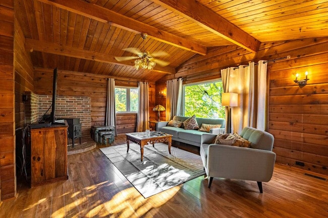 Building Photo - 707 Northumberland Heights Rd Unit ID1328904P