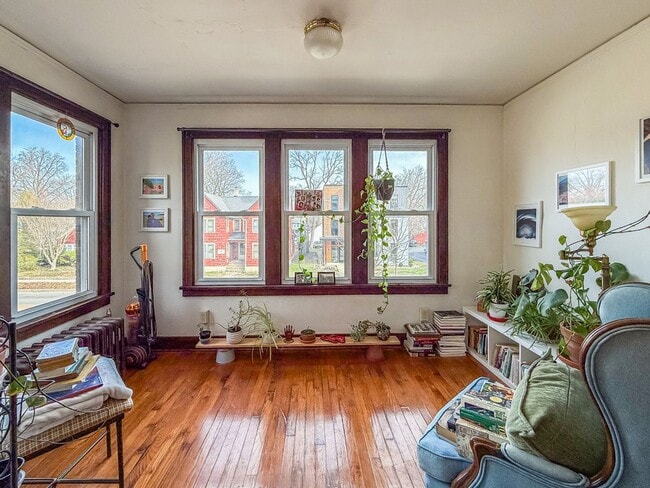 Building Photo - Charming 2 Bedroom, 1 Bathroom Home Near UIUC & Downtown Urbana