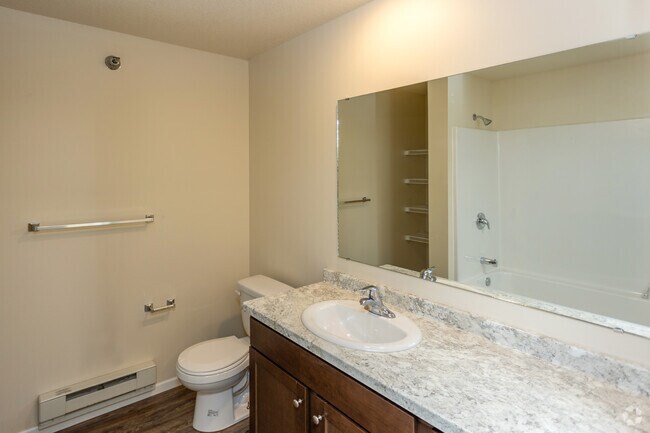 2BR, 2BA - 996 - 1,068SF - Bathroom