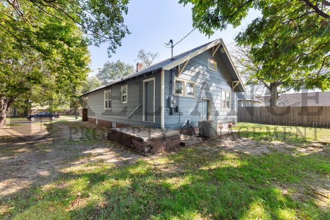 Photo - 221 N Walnut St