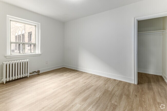 2BR, 1BA - 871SF - Bedroom