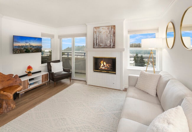 Building Photo - 2244 13th Ave W Unit #402