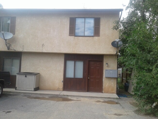 Building Photo - 2 bedroom, 1.5 bathroom, 2 Story Apartment in the Heart of Town