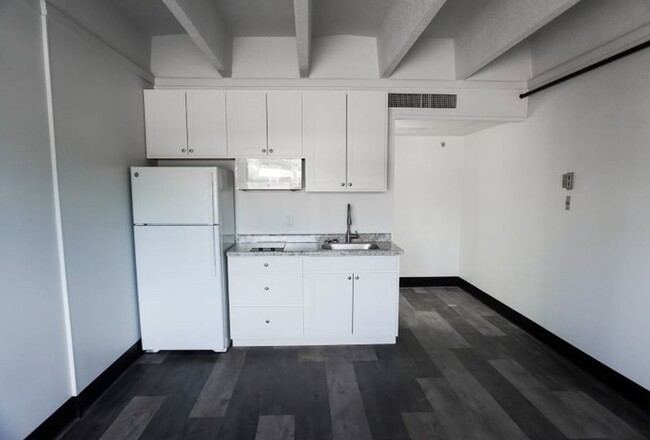 Building Photo - Studio Includes All Utilites Unit 214 Rental