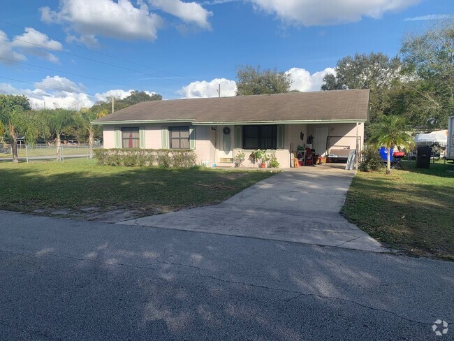 Building Photo - Charming 3 bedroom/1.5 bath Fenced Home in...