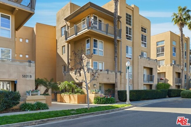 Building Photo - 5831 Seawalk Dr Unit 240