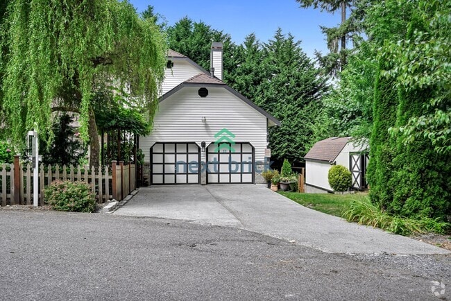 Building Photo - A fabulous 3 bedroom and 3.5 bathroom house