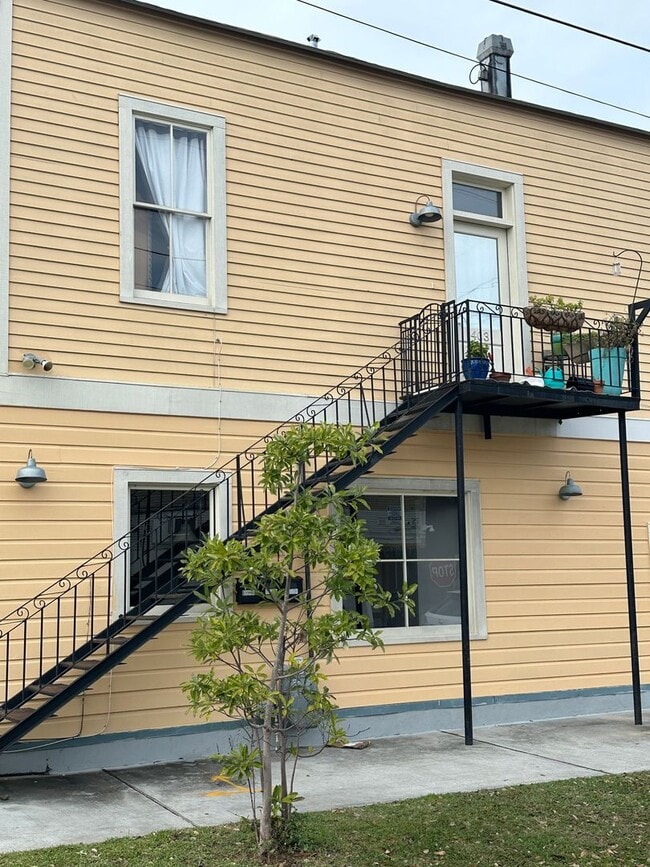 Building Photo - 3200 Banks St Unit 403 S. Lopez st