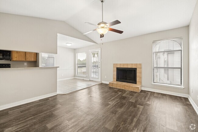 2BR, 2BA - 1,011SF - Living Room