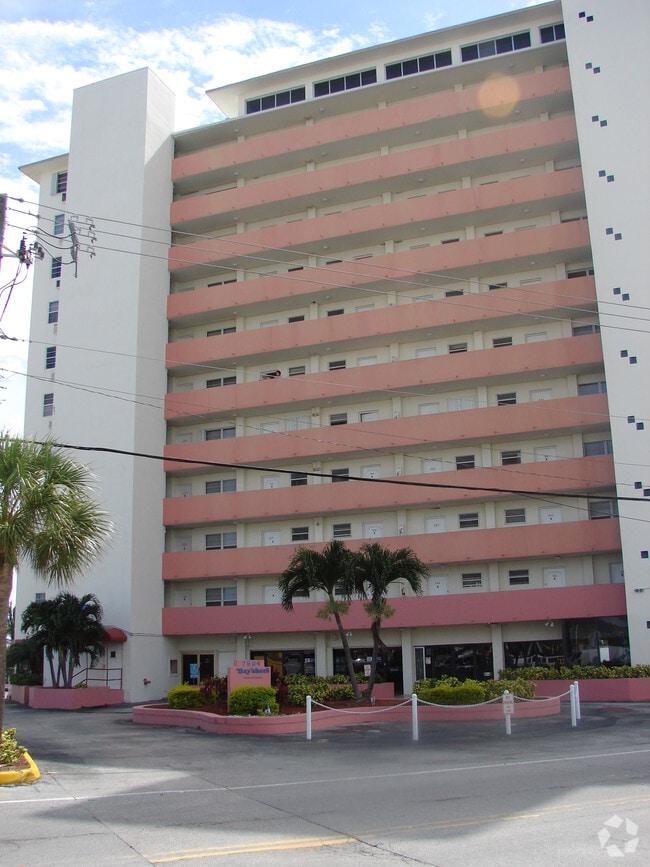 Building Image - Bayshore Yacht & Tennis Club