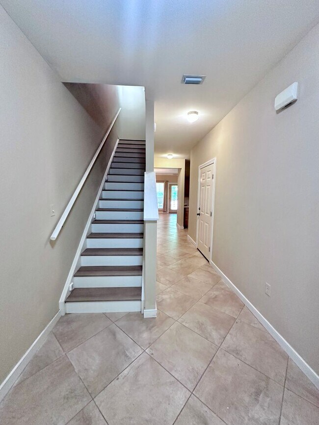 Photo - Adorable 3B/2.5B Unfurnished Townhome loca...