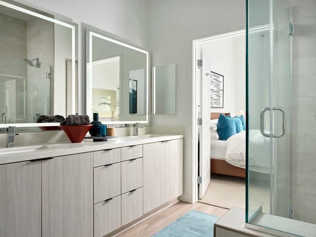 B934: Bathroom with walk-in shower