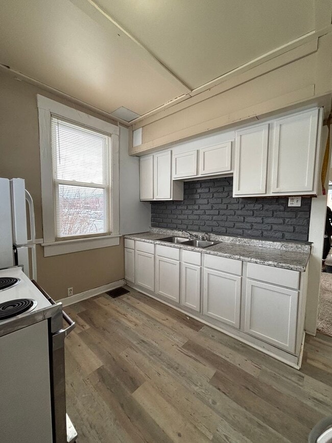 Photo - 2 Bdrm 1 Bath 1st Floor Apartment Unit 221 E Lincoln #1