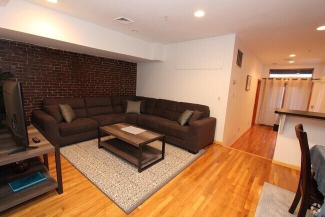 Building Photo - 49-51-51 Temple Pl Unit 2R Rental