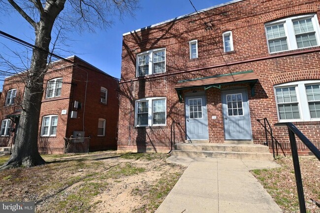 Building Photo - 4524 Eads St NE Rental