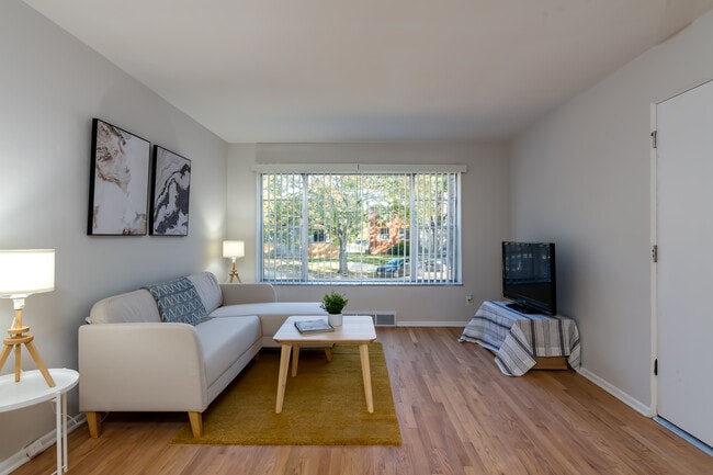 Photo - Lindenwood Heights Apartments